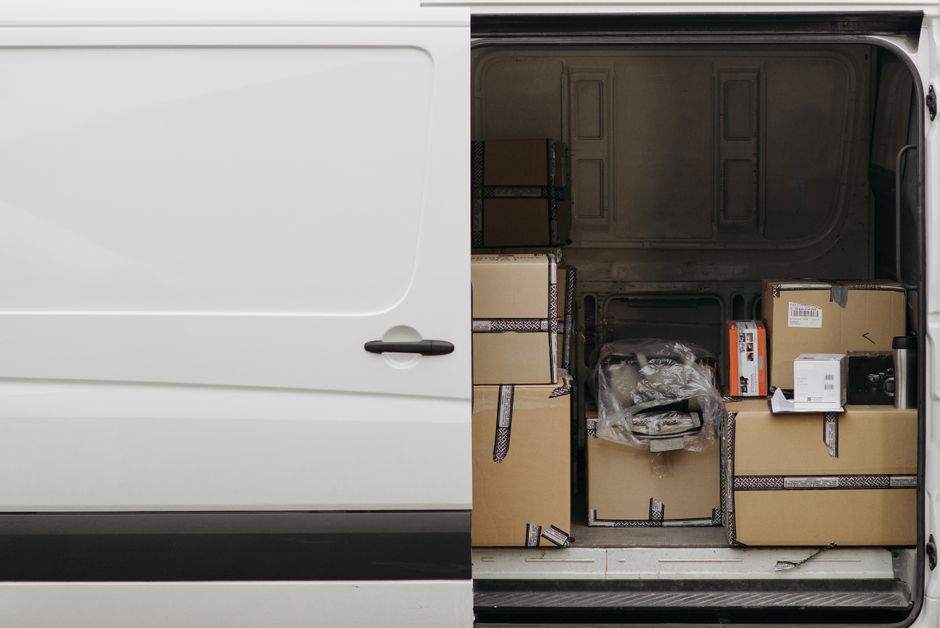 Otvoren bijeli kombi s kutijama za selidbu