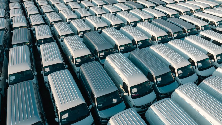Redovi modernih dostavnih kombija na parkingu