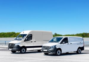 Dva bijela kombi vozila parkirana na otvorenom